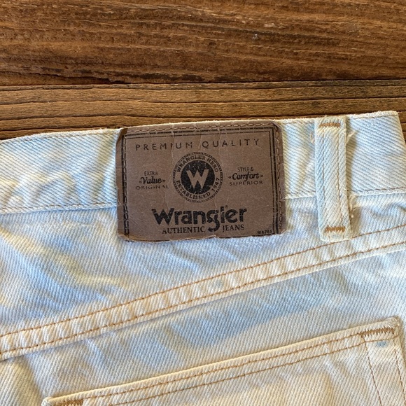 Wrangler mid-rise jean shorts - Picture 3 of 3